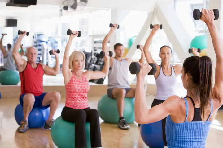 Physiotherapeut_mit_Gruppe_Funktionstraining.jpg